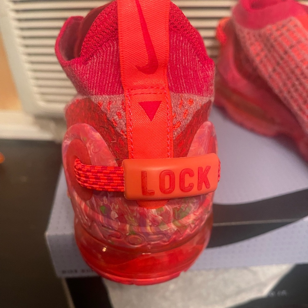 BRAND NEW out the box size 9 1/2 Red Vapormax never worn. Excellent condition.